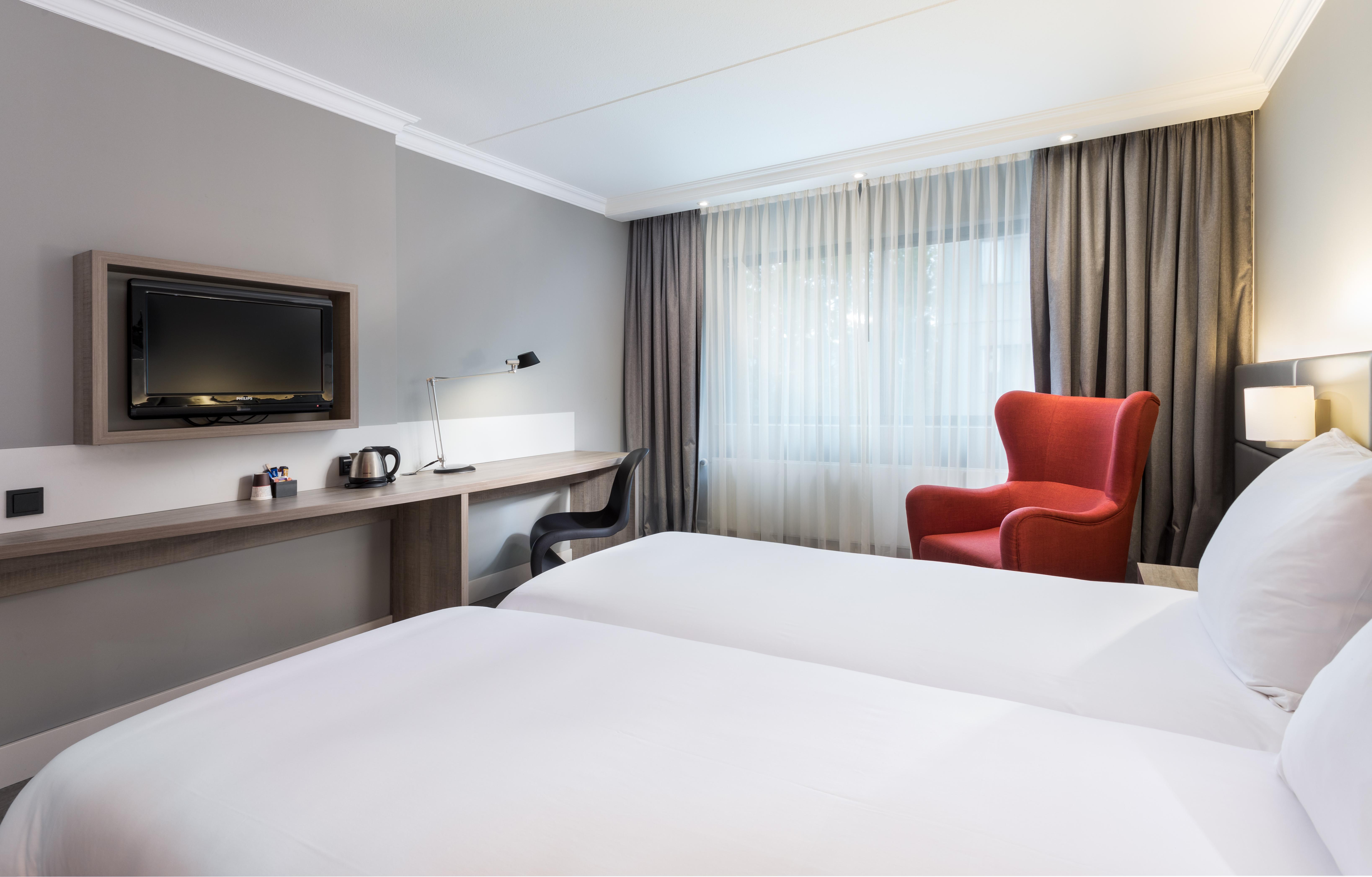 Отель Ramada By Wyndham Amsterdam Airport Schiphol Бадхоеведорп Экстерьер фото