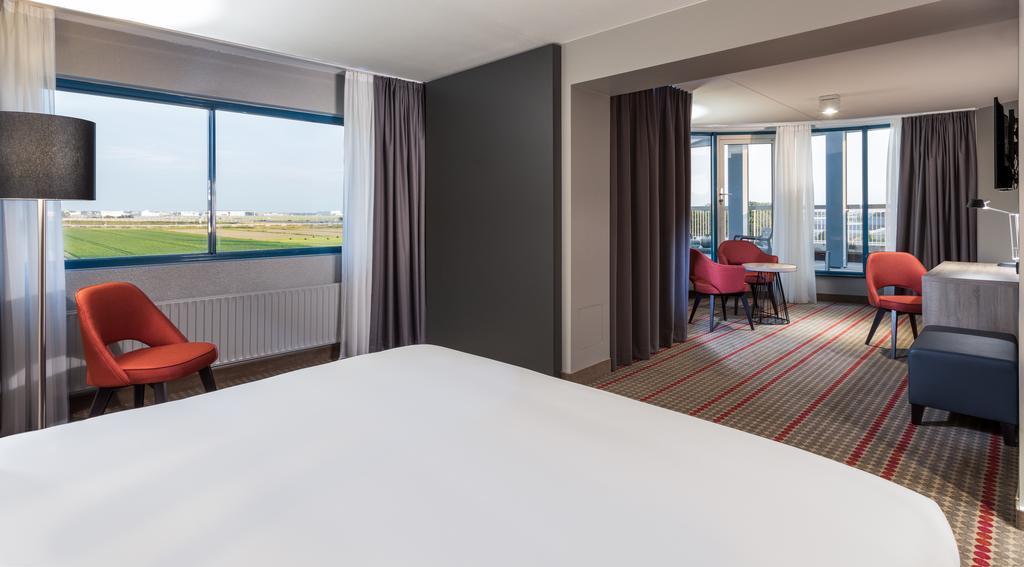 Отель Ramada By Wyndham Amsterdam Airport Schiphol Бадхоеведорп Экстерьер фото