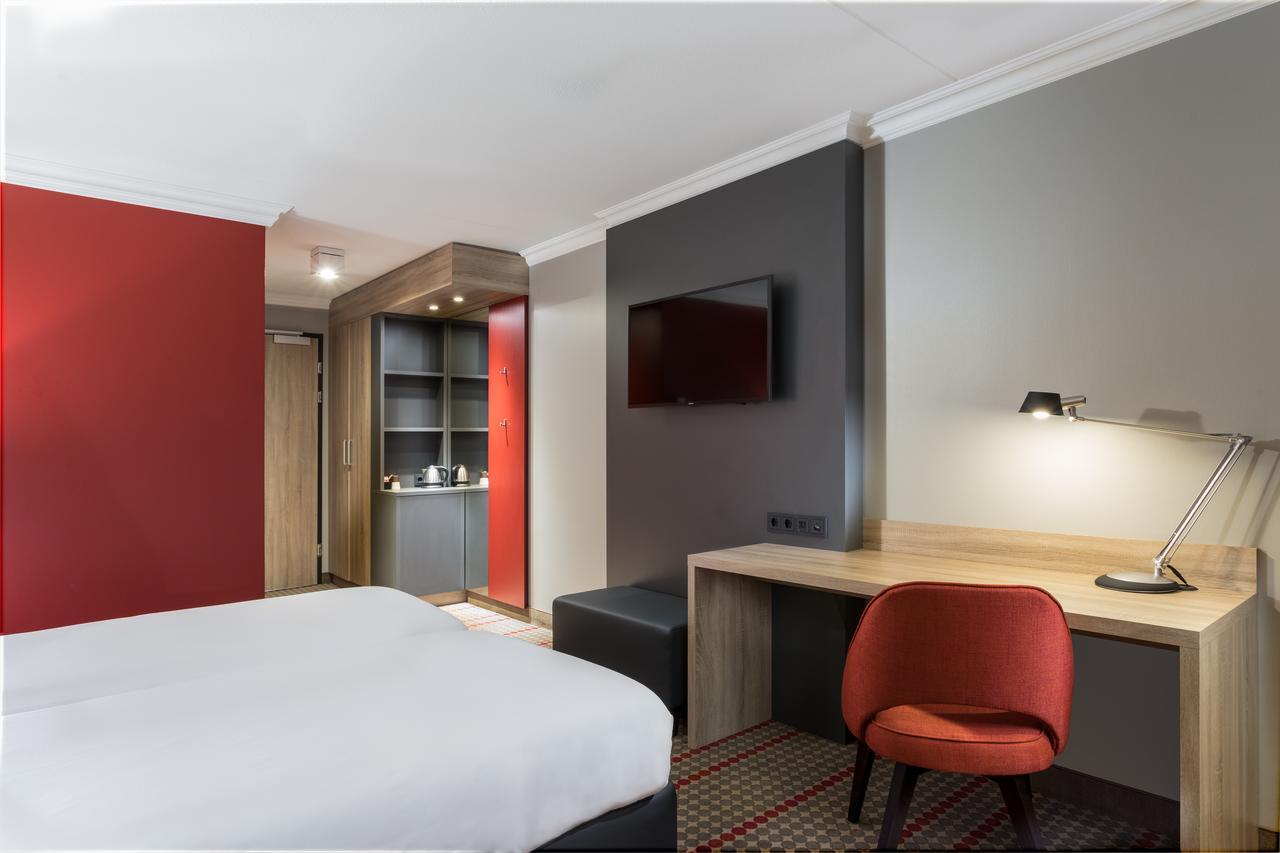 Отель Ramada By Wyndham Amsterdam Airport Schiphol Бадхоеведорп Экстерьер фото