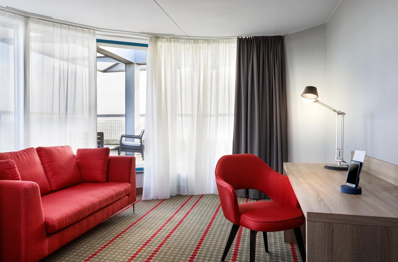 Отель Ramada By Wyndham Amsterdam Airport Schiphol Бадхоеведорп Экстерьер фото